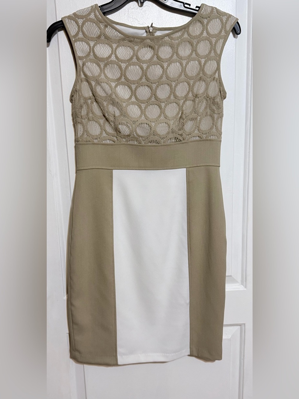 Elegant women’s sleeveless sheath dress featuring a beige and cream colorblock 8